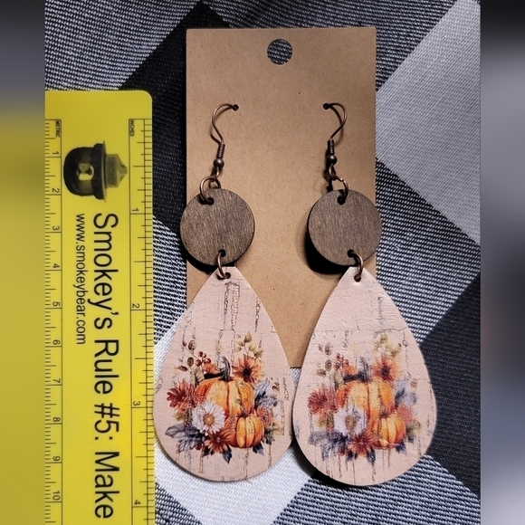 Wood and faux leather double sided fall pumpkin and flower earrings - Picture 2 of 3